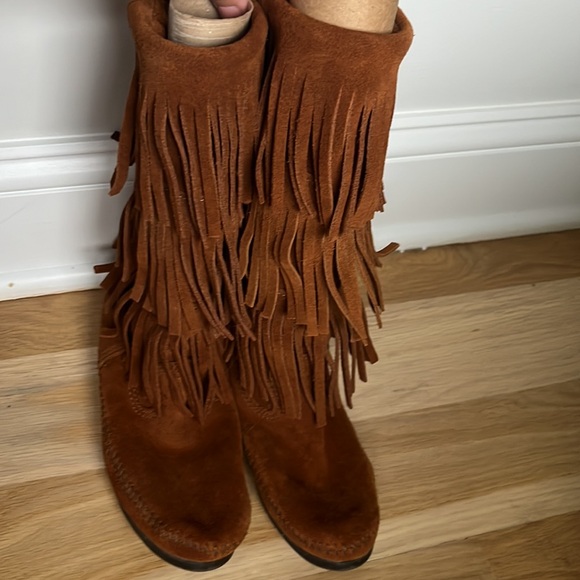 Like New Minnetonka suede fringe boots - Picture 3 of 7